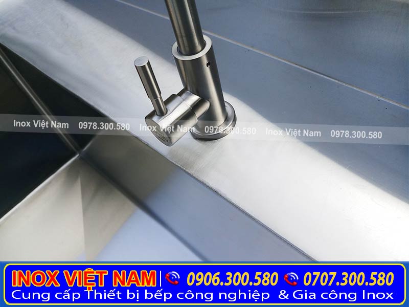 Bàn sơ chế inox có vòi nước là thiết kế vô cùng độc đáo và sáng tạo bởi. Thiết kế có thêm vòi xả.