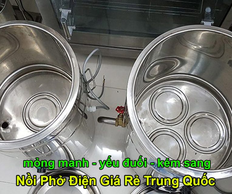 So sánh nồi nấu phở bằng điện Việt Nam và Trung Quốc Nồi nấu phở tạo thành vị ngon và hương vị cho nước phở tuy nhiên sự khác nhau về xuất xứ của sản phẩm cũng có ảnh hưởng đến chất lượng nước phở và chất lượng dụng cụ. Tại thị trường Việt Nam, nồi nấu phở điện hàng Việt và hàng Trung Quốc chiếm lĩnh thị trường và nhận được nhiều quan tâm của khách hàng Việt. Vậy nên lựa chọn loại nồi nấu phở nào mới thích hợp để sử dụng, nên chọn hàng Việt Nam hay sản phẩm Trung Quốc để mua? Với những so sánh sau đây chắc chắn bạn sẽ có được lựa chọn thích hợp nhất cho nhu cầu mua nồi nấu phở hàng Việt hay hàng Trung Quốc để sử dụng. Nồi nấu phở Việt Nam Những nồi nấu phở được người Việt Nam sản xuất dựa trên thói quen sử dụng nồi nấu của người Việt. Người Việt Nam có thể lựa chọn được những chiếc nồi nấu phở có sự đa dạng về dung tích sử dụng. Các mục đích dùng nồi nấu phở khác nhau của bạn như tại nhà, quán ăn nhỏ, quán ăn lớn, nhà hàng, … đều có thể lựa chọn ra được chiếc nồi thích hợp nhất. Chất liệu inox chính hãng được lựa chọn để tạo thành tổng thể chung của chiếc nồi mang đến hiệu năng sử dụng cao cũng như mức độ tiết kiệm năng lượng điện tốt nhất. Khách hàng dùng nồi Việt Nam nhận được tính năng sử dụng tốt nhờ thiết kế đảm bảo độ gia nhiệt cũng như giữ nhiệt tốt nhất khi dùng. Hơn nữa nồi được đánh giá là thân thiện với môi trường nhờ tính năng tiết kiệm điện được trang bị. Nồi có thiết kế nắp bán nguyệt dễ dàng sử dụng đồng thời có thời gian bảo hành cao hơn trong thị trường là những nguyên nhân để người Việt chọn mua hàng Việt sử dụng. Tuy nhiên giá thành của nồi nấu Việt lại khá cao hơn so với nồi nấu Trung Quốc nên lúc mua hàng hãy xem xét nhu cầu đầu tư của mình nhé! Nồi nấu phở Trung Quốc Nồi nấu phở hàng Trung Quốc có ưu điểm trẻ trung, hiện đại và cũng nhận được nhiều quan tâm của người dùng trong thị trường. Tuy nhiên thiết kế nắp kín của nồi lại chính là nhược điểm lớn trong khi sử dụng nồi, trong khi thực hiện vệ sinh nồi sau thời gian sử dụng sản phẩm. Chất liệu inox được chọn để làm nên nồi có thể mỏng hơn so với hàng Việt Nam vì thế nên độ bền của sản phẩm bị giảm hơn nhiều lần. Nước phở nấu trong nồi có thể nhanh bị đục hơn, nước phở có thể chứa bọt nhiều hơn bởi phần nắp được thiết kế khá kín. Điều này có ảnh hưởng đến chất lượng của nước phở cũng như gây ảnh hưởng đến nhu cầu sử dụng phở của người khách hàng. Độ ngon của tô phở cũng có thể bị giảm đi nếu bạn dùng nồi nấu phở Trung Quốc phục vụ cho người dùng khó tính. Tùy theo nhu cầu sử dụng khác nhau của khách hàng mà nên lựa chọn chiếc nồi nấu phở Việt Nam hoặc Trung Quốc để sử dụng. Mỗi sản phẩm đều có những ưu và nhược điểm riêng của mình nên hãy thật thông thái trong khi chọn mua hàng Việt Nam và hàng Trung Quốc để sử dụng.