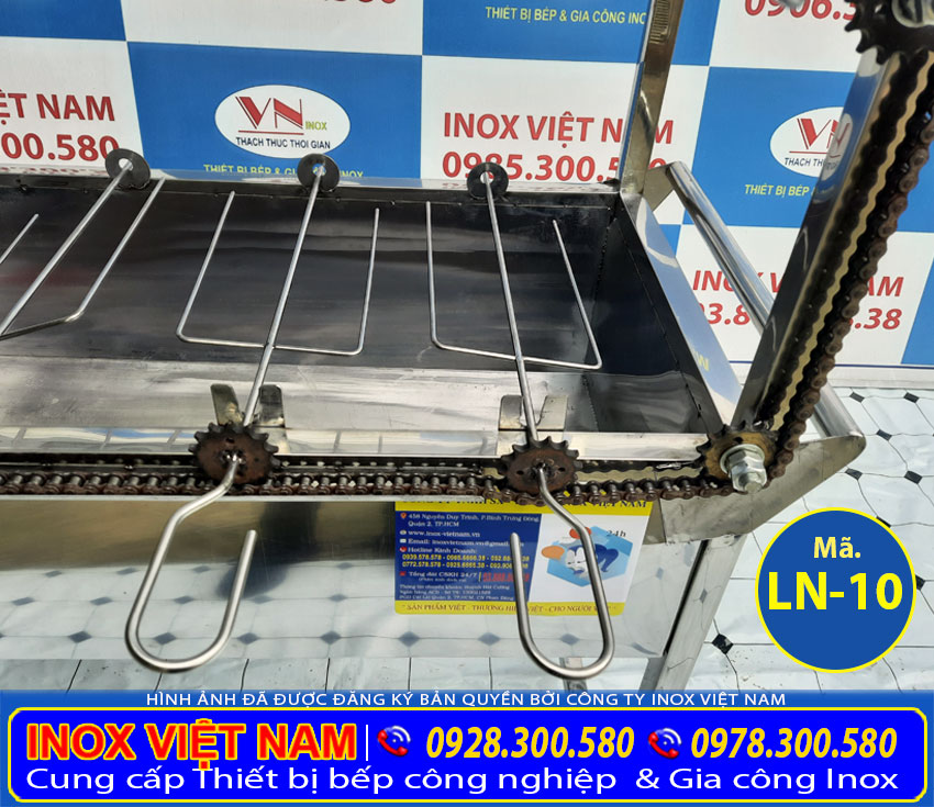Bánh xích và xiên nướng thiết kế hiện đại và an toàn.
